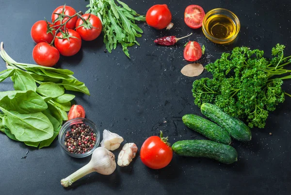 Reife Kirschtomaten auf einem Zweig, Petersilie, Knoblauch und Gewürze — Stockfoto