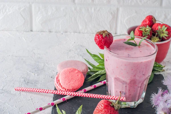 Uppfriskande jordgubb och blåbär smoothies — Stockfoto
