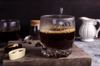 kahve bir bardak kaynar su dökülen