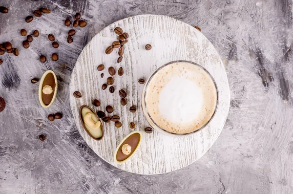 Bicchieri di caffelatte caldo con caramelle al cioccolato — Foto Stock