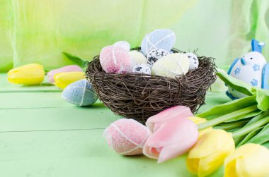 Dekorotif oyuncakları yumurta yuvada 