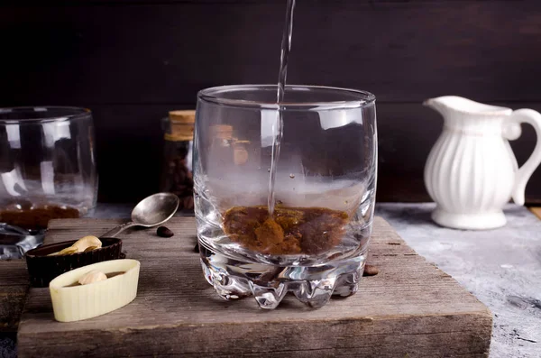 Verser de l'eau bouillante dans un verre de café — Photo