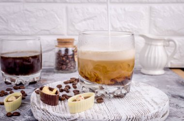 bir bardak kahve ile içine süt dökme