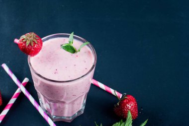 Canlandırıcı çilek ve yaban mersini smoothies