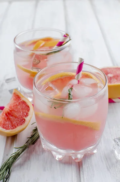 Cocktail med grapefrukt skiva på ett träbord — Stockfoto