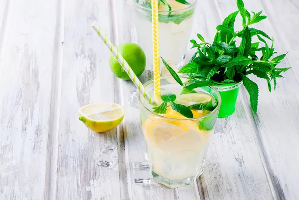 Limonada en vaso con hielo y menta —  Fotos de Stock