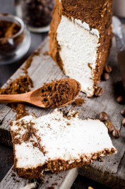 çekilmiş kahve ve bir fincan kapuçino beyaz peynir