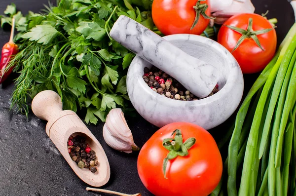 Tomates de cereja em um ramo, óleo, salsa e tempero — Fotografia de Stock