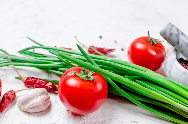 Los tomates cherry a la rama, el aceite, el perejil y la especia —  Fotos de Stock
