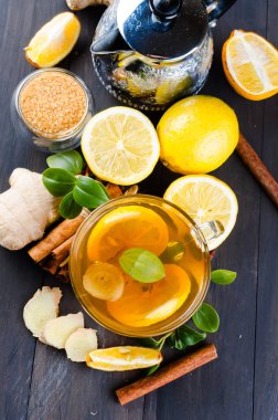 Fincan sıcak çay limon ve zencefil