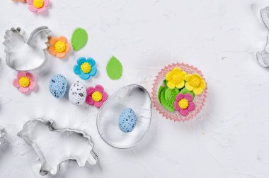 Paskalya arka plan çerez kesici ve şeker ile sprinkles