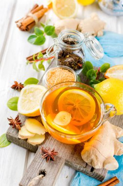 Fincan sıcak çay limon ve zencefil