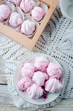 Bir tabak içinde ev yapımı Berry hatmi