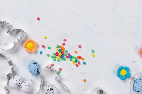 Fondo de Pascua con cortador de galletas y salpicaduras de azúcar —  Fotos de Stock