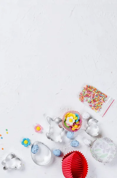 Fondo de Pascua con cortador de galletas y salpicaduras de azúcar —  Fotos de Stock