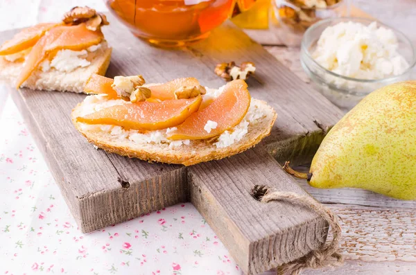 Ricottaost och päron jam smörgåsar — Stockfoto