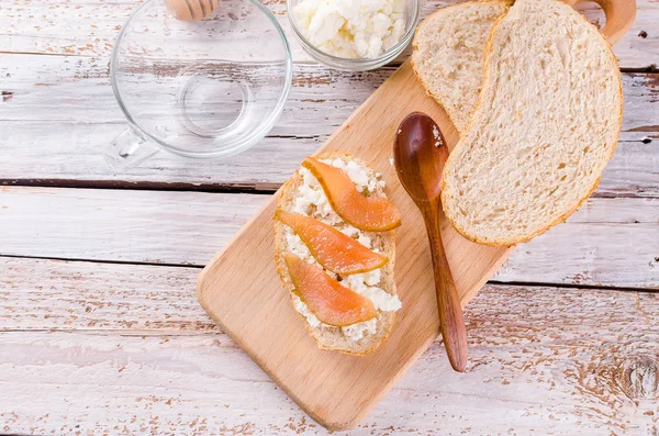 Sanduíches de queijo ricota e compota de pêra — Fotografia de Stock