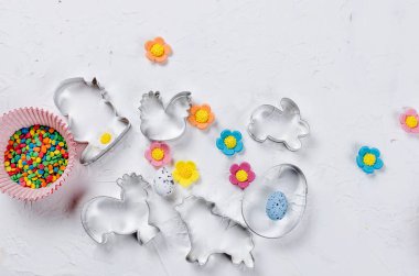 Paskalya arka plan çerez kesici ve şeker ile sprinkles