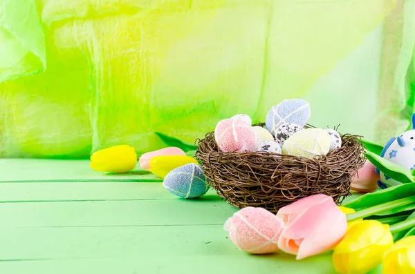 Brinquedos decorativos ovos no ninho — Fotografia de Stock
