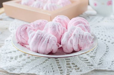 Bir tabak içinde ev yapımı Berry hatmi