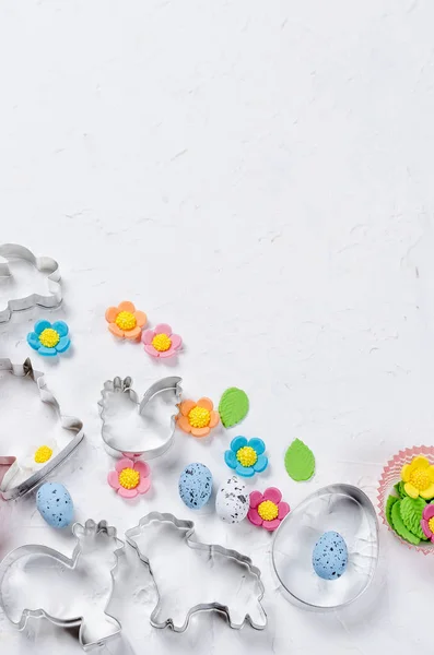 Fondo de Pascua con cortador de galletas y salpicaduras de azúcar —  Fotos de Stock