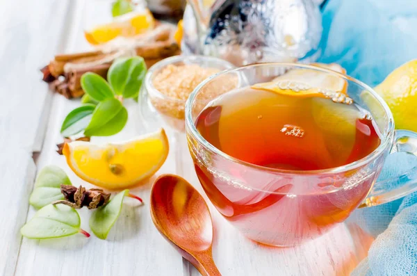 Taza de té caliente con limón y jengibre — Foto de Stock