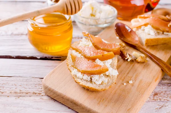 Ricotta cheese and pear jam sandwiches — Stock Photo, Image