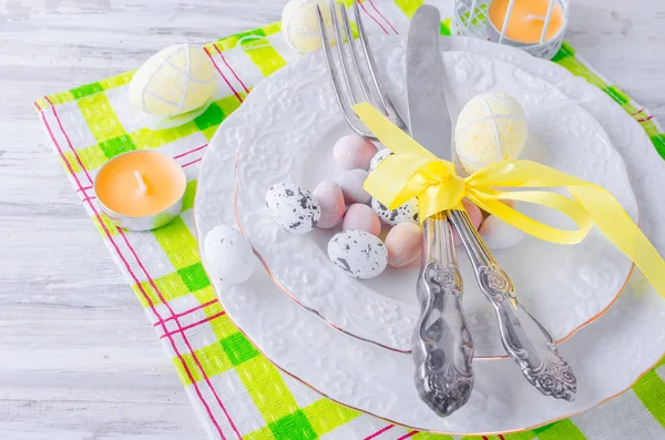 Osterkuchen und Tischdekoration für Ostern — Stockfoto