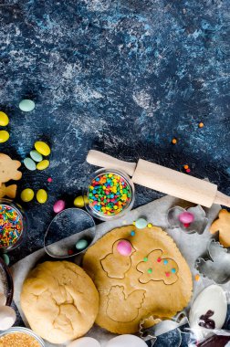 Paskalya arka plan hamur ve malzemeler ile pişirme