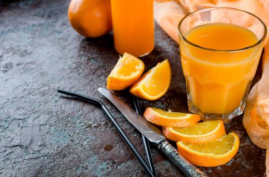 portakal suyu bir bardak ve parça