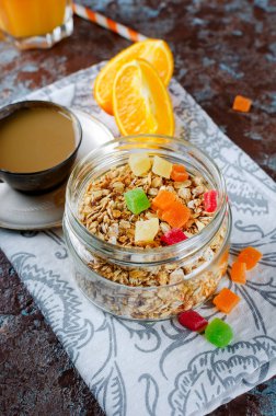 Granola, kahve ve meyve suyu sağlıklı kahvaltı ayarla