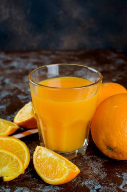 portakal suyu bir bardak ve parça
