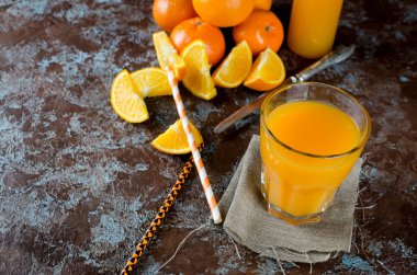 portakal suyu bir bardak ve parça