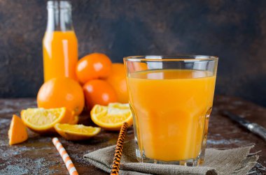 portakal suyu bir bardak ve parça