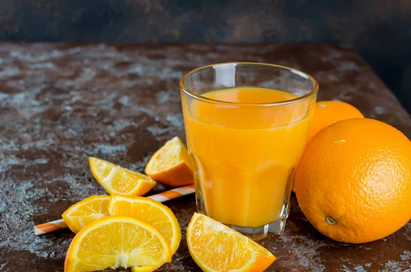 Narancslé egy pohár és a darab — Stock Fotó