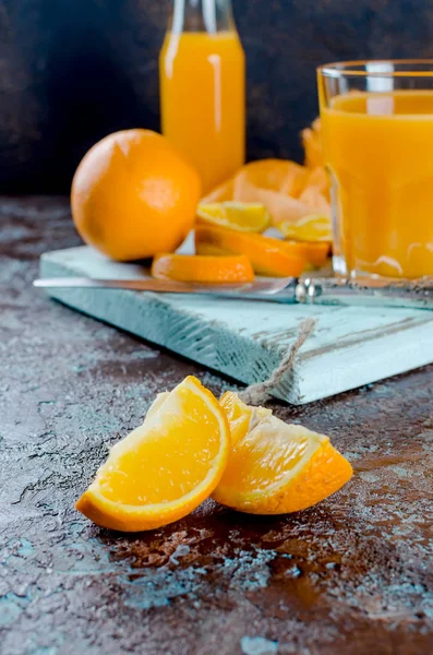 오렌지 주스 한 잔에 조각 — 스톡 사진