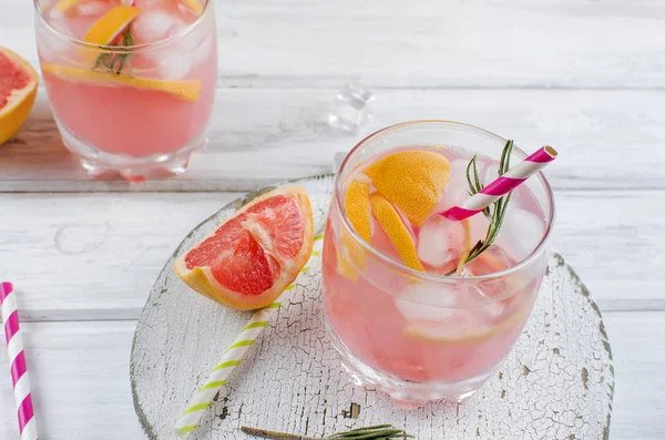 Cocktail med grapefrukt skiva på ett träbord — Stockfoto