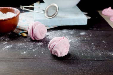 Bir tabak içinde ev yapımı Berry hatmi