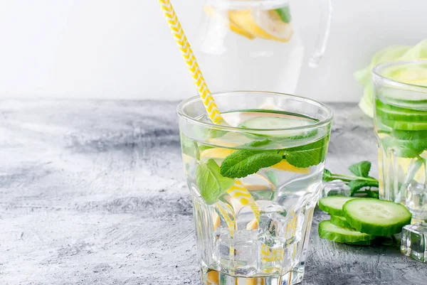 Egészséges infúzióban citrus sassi vizet uborka és citrom — Stock Fotó