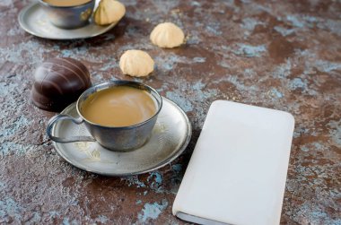 Bir fincan kahve ve kurabiye.