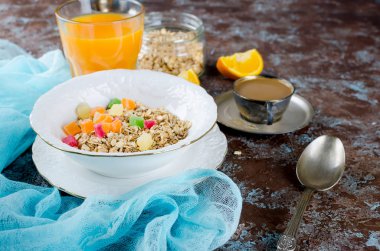 Granola, kahve ve meyve suyu sağlıklı kahvaltı ayarla