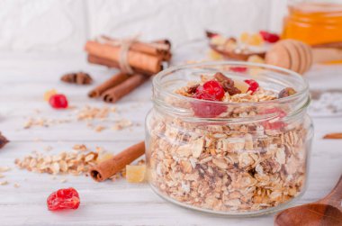 Sağlıklı kahvaltı Granola cam kavanoza ayarla.