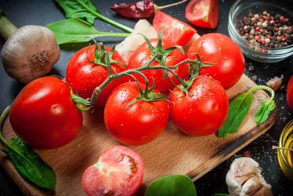 Los tomates cherry a la rama, el aceite, el perejil y la especia — Foto de Stock