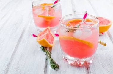 Kokteyl ile ahşap bir masa üzerinde greyfurt dilim 