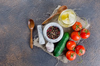 Bir kavanoz ve sebze salatası için Marine baharatlı beyaz.