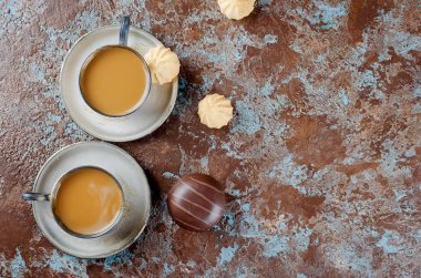 Bir fincan kahve ve kurabiye.