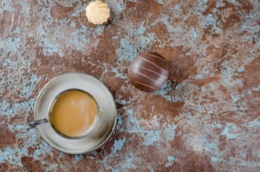 Bir fincan kahve ve kurabiye.