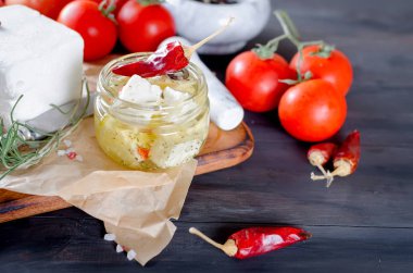 Bir kavanoz ve sebze salatası için Marine baharatlı beyaz.