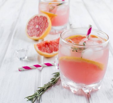 Kokteyl ile ahşap bir masa üzerinde greyfurt dilim 