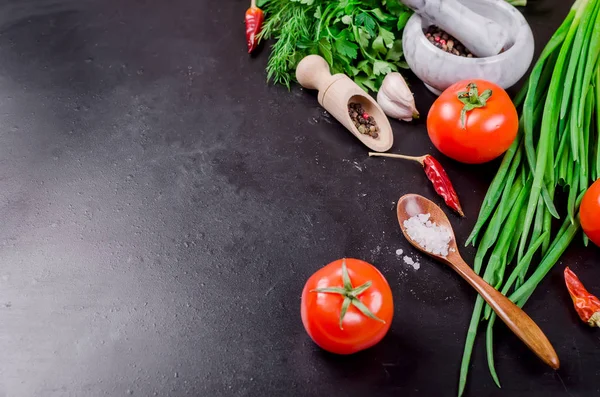 Tomates de cereja em um ramo, óleo, salsa e tempero — Fotografia de Stock